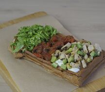 Ржаная вафля с индейкой и авокадо