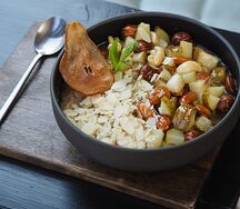 Овсяная каша с карамелизированной грушей и орехами