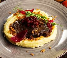 Говяжьи щеки, картофельное пюре, маринованный и жареный лук, моченая брусника