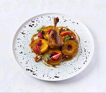 Утиная ножка конфи в кленовой глазури, глазированными яблоками