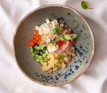 Оливье с копченым тайменем, перепелиным яйцом и икрой лосося