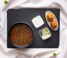 Борщ с говядиной, пампушками и салом