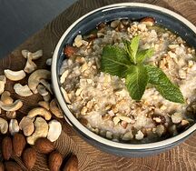 Овсяная каша с орехами