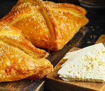 Хачапури из слоеного теста с мясом