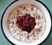 Рисовая каша на кокосовом молоке с вишневым соусом