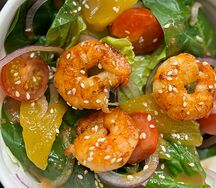 Теплый салат с креветками и манго