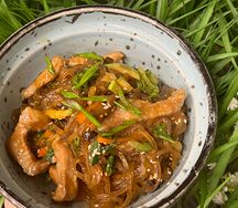 Wok со свининой и овощами