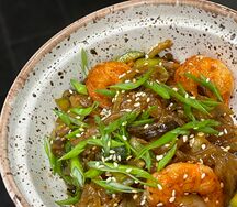 Wok с креветками и овощами