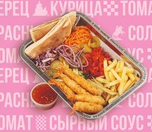 Шаверма на тарелке с креветками