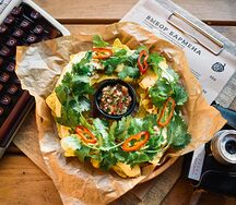 Начос с фаршем и сырным соусом