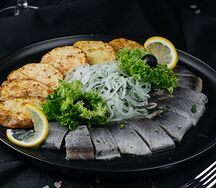 Сельдь с печеным картофелем