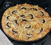 Пицца с курицей и грибами