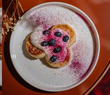 Сырники с греческим йогуртом и голубикой