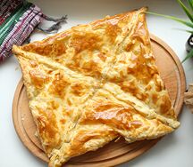 Хачапури из слоеного теста с мясом