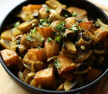 Картофель, жаренный с грибами и луком