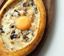 Хачапури по-аджарски с курицей и грибами