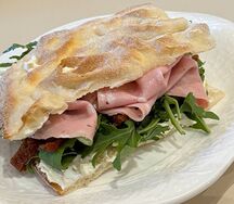 Сэндвич с мортаделлой, рукколой и песто
