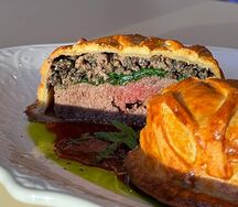 Пирог с говядиной, грибами, шпинатом и соусом демиглас 