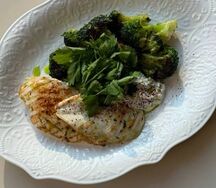 Куриная грудка с брокколи и соусом тартар
