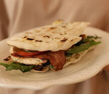 Сэндвич с курицей и беконом