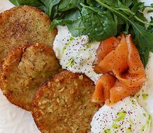 Драники с лососем, яйцом пашот и соусом тартар 