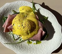 Бенедикт с мортаделлой на бриоши 