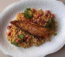 Стейк из лосося с кокосовым птитимом и томатами
