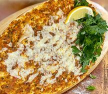 Лахмаджун с сыром