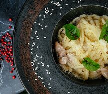 Паста с курицей и грибами под соусом блю чиз