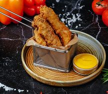 Стрипсы из куриного филе с соусом чеддер