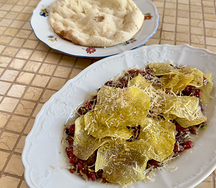 Тар-тар из говядины с пармезаном и картофельными чипсами