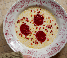 Кукурузная каша с малиновым вареньем