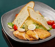 Салат Цезарь с курицей