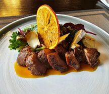 Салат с утиной грудкой и жареной грушей