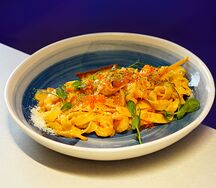 Паста с копченым кальмаром и креветками