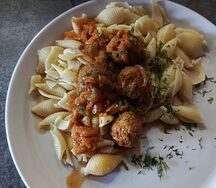 Макароны с фрикадельками 