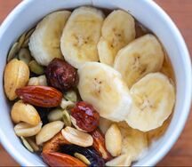 Фирменная каша с бананом и орешками
