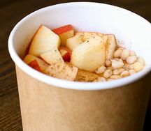 Фирменная каша с яблоком и орешками