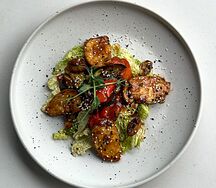 Тёплый салат с курицей терияки