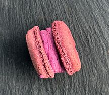 Макаронс с черной смородиной