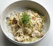 Феттуччине с курицей, грибами и трюфельным маслом
