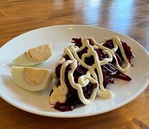 Салат из отварной свеклы с яйцом