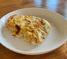 Отбивная из филе куриной грудки под сыром с ананасом