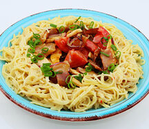 Яичная лапша с курицей и беконом