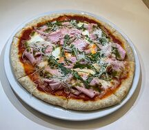 Пицца с мортаделлой и песто из фисташки