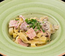 Феттуччине с грибами и ветчиной