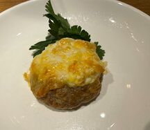 Мясной шарик с яйцом и сыром