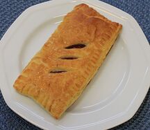 Пирожок с клубникой
