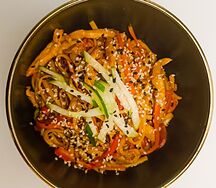 Удон с курицей и овощами, с острым соусом