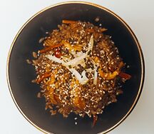 Рис с курицей, овощами в соусе терияки